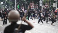 Dipukul Mundur Polisi, Massa Ricuh di Depan GBK