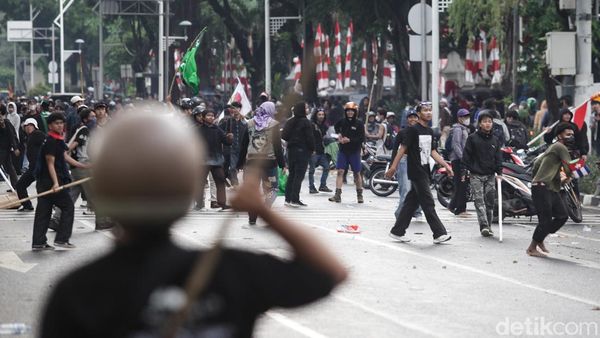 Dipukul Mundur Polisi, Massa Ricuh di Depan GBK