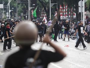 Video: Polisi Tahan 38 Tersangka Pembakaran Halte-Provokator Aksi Demo
