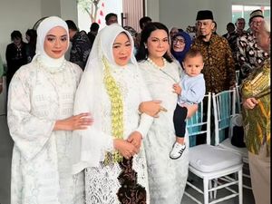 Potret Ayudia Bing Slamet Antar Ibunda Menikah, Pakai Hijab Simple & Tunik Potret Ayudia Bing Slamet Antar Ibunda Menikah, Pakai Hijab Simple & Tunik