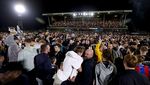Depak MU, Suporter Grimsby Serbu Lapangan