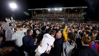 Hijaunya lapangan sampai tak terlihat lagi. Ini menjadi satu malam yang akan terus dikenang suporter Grimsby. (Foto: PA Images via Getty Images/Nigel French - PA Images)