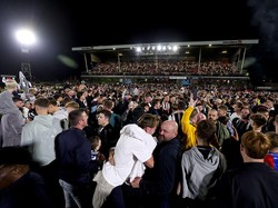 Hijaunya lapangan sampai tak terlihat lagi. Ini menjadi satu malam yang akan terus dikenang suporter Grimsby. (Foto: PA Images via Getty Images/Nigel French - PA Images)