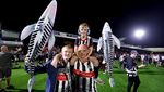 Depak MU, Suporter Grimsby Serbu Lapangan
