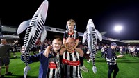 Para suporter Grimsby sampai tak bisa menahan kebahagiaan dan masuk ke lapangan. (Foto: PA Images via Getty Images/Nigel French - PA Images)