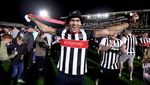 Depak MU, Suporter Grimsby Serbu Lapangan