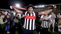 Grimsby adalah tim dari divisi empat atau League Two. Menjadi wajar kalau kemenangan ini dirayakan seperti pesta juara. (Foto: PA Images via Getty Images/Nigel French - PA Images)