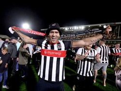 Grimsby adalah tim dari divisi empat atau League Two. Menjadi wajar kalau kemenangan ini dirayakan seperti pesta juara. (Foto: PA Images via Getty Images/Nigel French - PA Images)