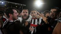 Depak MU, Suporter Grimsby Serbu Lapangan