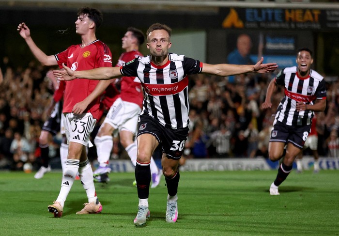 Grimsby Town Soccer Football - Carabao Cup - Second Round - Grimsby Town v Manchester United - Blundell Park, Grimsby, Britain - August 27, 2025 Grimsby Town's Charles Vernam celebrates scoring their first goal REUTERS/Chris Radburn EDITORIAL USE ONLY. NO USE WITH UNAUTHORIZED AUDIO, VIDEO, DATA, FIXTURE LISTS, CLUB/LEAGUE LOGOS OR 'LIVE' SERVICES. ONLINE IN-MATCH USE LIMITED TO 120 IMAGES, NO VIDEO EMULATION. NO USE IN BETTING, GAMES OR SINGLE CLUB/LEAGUE/PLAYER PUBLICATIONS. PLEASE CONTACT YOUR ACCOUNT REPRESENTATIVE FOR FURTHER DETAILS.. TPX IMAGES OF THE DAY
