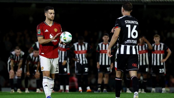 Soccer Football - Carabao Cup - Second Round - Grimsby Town v Manchester United - Blundell Park, Grimsby, Britain - August 27, 2025 Manchester Uniteds Diogo Dalot during the penalty shoot-out Action Images via Reuters/Lee Smith EDITORIAL USE ONLY. NO USE WITH UNAUTHORIZED AUDIO, VIDEO, DATA, FIXTURE LISTS, CLUB/LEAGUE LOGOS OR LIVE SERVICES. ONLINE IN-MATCH USE LIMITED TO 120 IMAGES, NO VIDEO EMULATION. NO USE IN BETTING, GAMES OR SINGLE CLUB/LEAGUE/PLAYER PUBLICATIONS. PLEASE CONTACT YOUR ACCOUNT REPRESENTATIVE FOR FURTHER DETAILS..