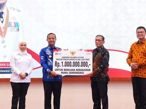 Gubernur Sulsel Serahkan Bantuan Rp 1 M untuk Korban Kebakaran di Sorowako Gubernur Sulsel Serahkan Bantuan Rp 1 M untuk Korban Kebakaran di Sorowako