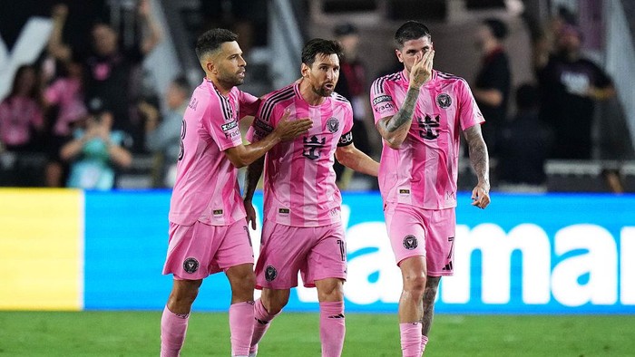 FORT LAUDERDALE, FLORIDA - AUGUST 27: Lionel Messi #10 of Inter Miami CF celebrates after scoring the teams first goal via penalty with teammates Rodrigo De Paul #7, Jordi Alba #18 during the Leagues Cup Semifinal between Inter Miami CF and Orlando City at Chase Stadium on August 27, 2025 in Fort Lauderdale, Florida. (Photo by Rich Storry/Getty Images)