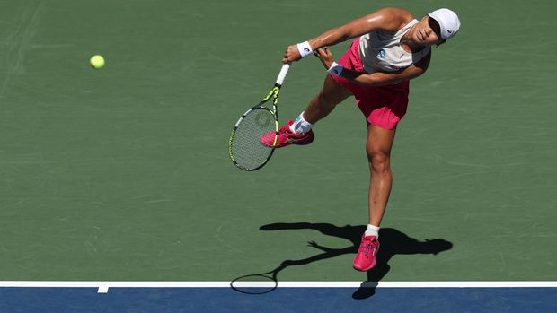 NEW YORK, NEW YORK - AUGUST 27: Janice Tjen of Indonesia serves against Emma Raducanu of Great Britain during their Women's Singles Second Round match on Day Four of the 2025 US Open at USTA Billie Jean King National Tennis Center on August 27, 2025 in the Flushing neighborhood of the Queens borough of New York City.   Clive Brunskill/Getty Images/AFP (Photo by CLIVE BRUNSKILL / GETTY IMAGES NORTH AMERICA / Getty Images via AFP)