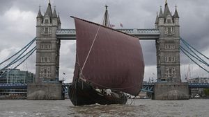 Kapal Viking Kuno Saga Farmann Berlabuh di London