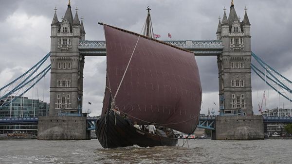 Kapal Viking Kuno Saga Farmann Berlabuh di London