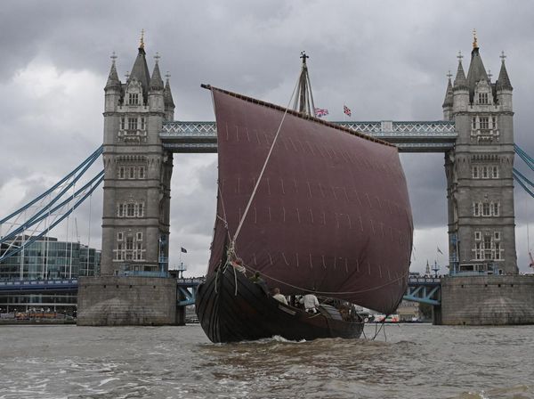 Kapal Viking Kuno Saga Farmann Berlabuh di London