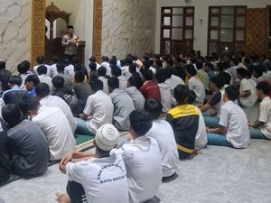 Kapolres Bogor Salat Bareng Ratusan Pelajar yang Diamankan, Beri Pembinaan Rohani