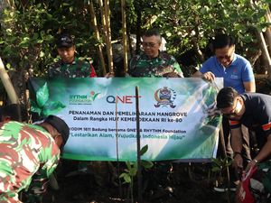 Merawat Pesisir Bali Lewat Aksi Tanam Mangrove di Lahan Kritis Merawat Pesisir Bali Lewat Aksi Tanam Mangrove di Lahan Kritis