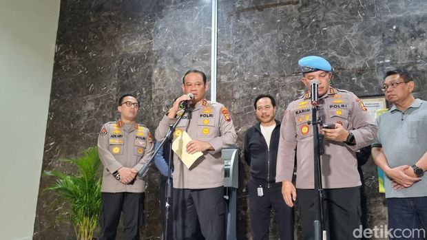Konferensi pers Kapolda Metro Jaya soal insiden pengemudi ojek online (ojol) yang ditabrak kendaraan taktis (rantis). (Taufiq/detikcom).