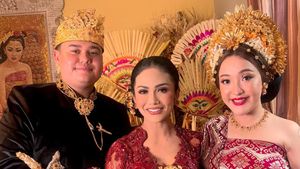 Gaya Krisdayanti & Keluarga Kondangan Kakak Sarah Menzel, Berbusana Adat Bali