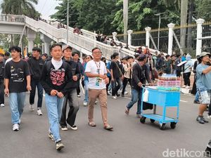 Gedung DPR Kedatangan Massa Lagi Usai Demo Buruh Bubar