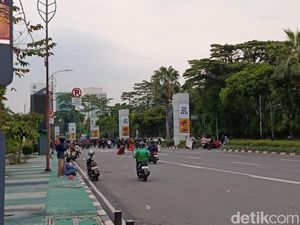 Massa Lanjut Blokade di Jalan Asia Afrika Senayan, Kendaraan Putar Balik