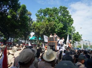 Massa Tani Merdeka Sempat Aksi Damai di Patung Kuda, Dukung Program Prabowo Massa Tani Merdeka Sempat Aksi Damai di Patung Kuda, Dukung Program Prabowo