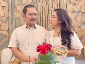 6 Foto Mayangsari Ultah ke-54, Tumpengan di Rumah Didampingi Bambang Tri 6 Foto Mayangsari Ultah ke-54, Tumpengan di Rumah Didampingi Bambang Tri