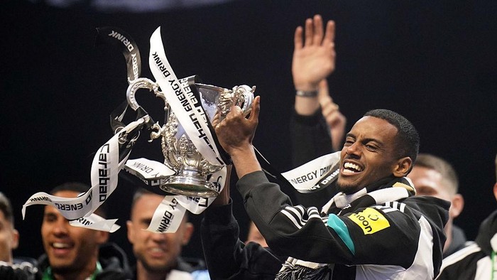 Newcastle Uniteds Alexander Isak on stage with the Carabao Cup during the Carabao Cup trophy parade in Newcastle. Newcastle United beat Liverpool 21 in the Carabao Cup final earlier this month. Picture date: Saturday March 29, 2025. (Photo by Danny Lawson/PA Images via Getty Images)