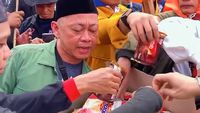 Aksi Nyak Kopsah Berbagi Air Mineral dan Camilan Saat Demo di DPR