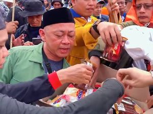 Aksi Nyak Kopsah Berbagi Air Mineral dan Camilan Saat Demo di DPR