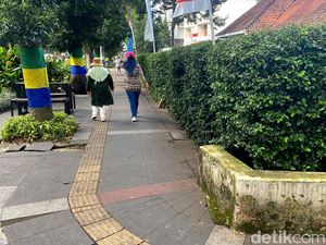 Bau Pesing di Trotoar Ir H Djuanda Dago Bikin Pejalan Kaki Tak Nyaman Bau Pesing di Trotoar Ir H Djuanda Dago Bikin Pejalan Kaki Tak Nyaman
