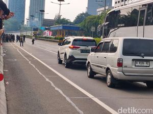 Peserta Demo di DPR Masuk ke Tol Dalam Kota, Kendaraan Tersendat Peserta Demo di DPR Masuk ke Tol Dalam Kota, Kendaraan Tersendat
