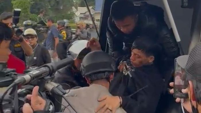 Video: Polisi Evakuasi 2 Peserta Demo yang Terluka