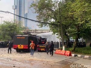 Massa Demo di DPR Mundur ke Pejompongan, Polisi Dilempari Bom Molotov