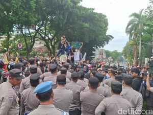 Personel Polisi-TNI Amankan Demo Dekat Istana Bogor, Lalin Dialihkan Personel Polisi-TNI Amankan Demo Dekat Istana Bogor, Lalin Dialihkan