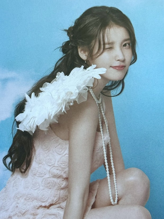 Potret IU dalam foto konsep fanclub kit terbaru