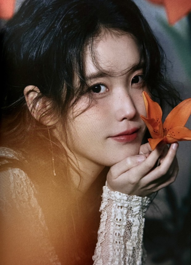 Potret IU dalam foto konsep fanclub kit terbaru