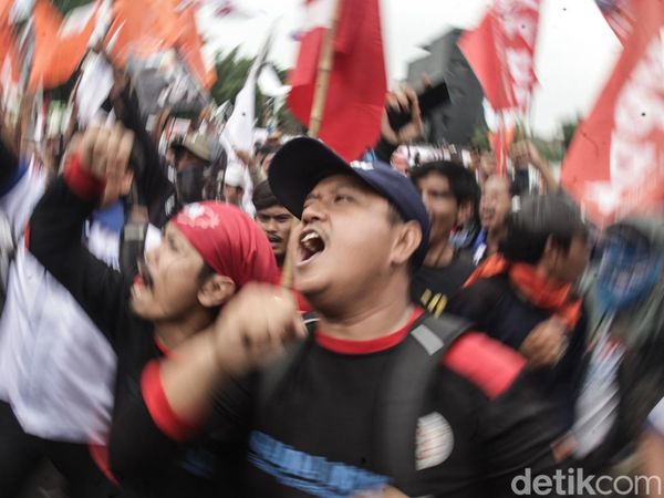 Potret Ribuan Buruh Demo Tuntut Gaji Naik 10% di Depan DPR