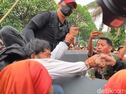 Polisi Amankan Satu Orang Diduga Copet Saat Aksi Buruh di Depan DPR