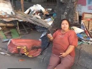 Pedagang Kaki Lima di Palembang Menangis Saat Lapaknya Dibongkar Pedagang Kaki Lima di Palembang Menangis Saat Lapaknya Dibongkar