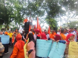 Buruh Berunjuk Rasa di Gedung DPRD Sumut, Tuntut Naik Upah-Tolak Outsourcing Buruh Berunjuk Rasa di Gedung DPRD Sumut, Tuntut Naik Upah-Tolak Outsourcing