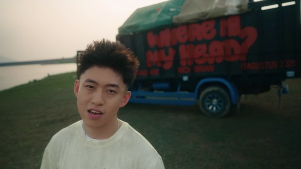 Cuplikan adegan dalam video klip She milik Rich Brian.