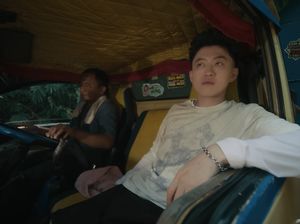 Local Pride! Rich Brian Naek Truk di Video Klip She ft Kurtis Wells Local Pride! Rich Brian Naek Truk di Video Klip She ft Kurtis Wells
