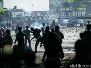 Siasat Warga Atasi Efek Perih Gas Air Mata, Ini yang Dilakukan Siasat Warga Atasi Efek Perih Gas Air Mata, Ini yang Dilakukan
