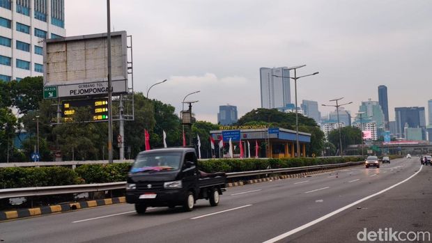 Ruas Tol Dalam Kota Jakarta sudah kembali dibuka. Tol Dalam Kota sempat ditutup imbas demonstrasi diwarnai kericuhan di depan gedung DPR RI. (Kurniawan F/detikcom)