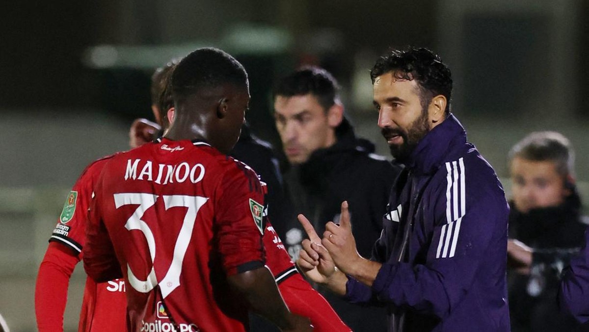 Kobbie Mainoo dan Ruben Amorim. (Foto: REUTERS/Chris Radburn)