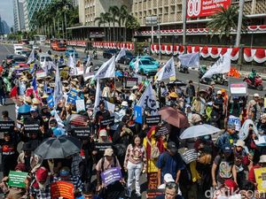 Sempat Blokade Jalan, Massa Iklim Lanjut Gelar Aksi di Monas Sempat Blokade Jalan, Massa Iklim Lanjut Gelar Aksi di Monas