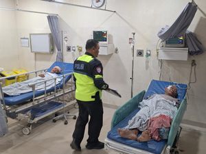 Sepasang Lansia Tertabrak Motor di Palembang, Korban Dilarikan ke RS